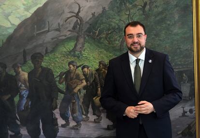 Adrián Barbón con un cuadro de un pintor asturiano en su despacho del Gobierno de Asturias.