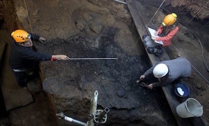 Varios técnicos trabajan en la excavación de Santimamiñe