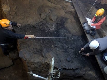 Varios técnicos trabajan en la excavación de Santimamiñe