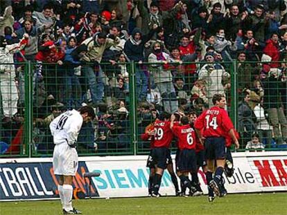 Figo, que acabaría expulsado, apesadumbrado mientras los jugadores de Osasuna celebran el gol del debutante Manfredini.