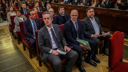 Los 12 líderes independentistas catalanes acusados por el 'procés', en el banquillo del Tribunal Supremo al inicio del juicio en febrero de 2019.