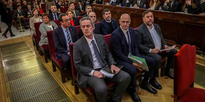 Los 12 líderes independentistas catalanes acusados por el 'procés', en el banquillo del Tribunal Supremo al inicio del juicio en febrero de 2019.