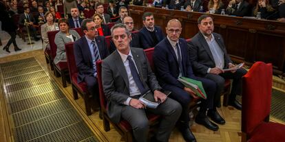 Los 12 líderes independentistas catalanes acusados por el 'procés', en el banquillo del Tribunal Supremo al inicio del juicio en febrero de 2019.