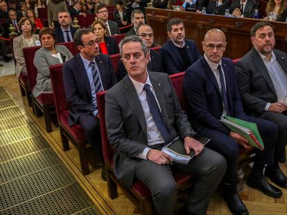 Los doce líderes independentistas acusados por el proceso soberanista catalán en el banquillo del Tribunal Supremo al inicio del juicio del 'procés'.