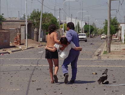 hombres después de la explosión de municiones en Rio Tercero Argentina