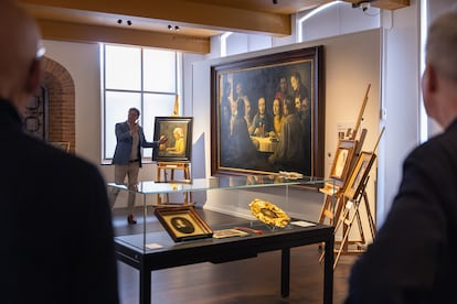 El director del museo, Ewout van der Horst, explica el proceso de adquisición de las obras de Han van Meegeren.