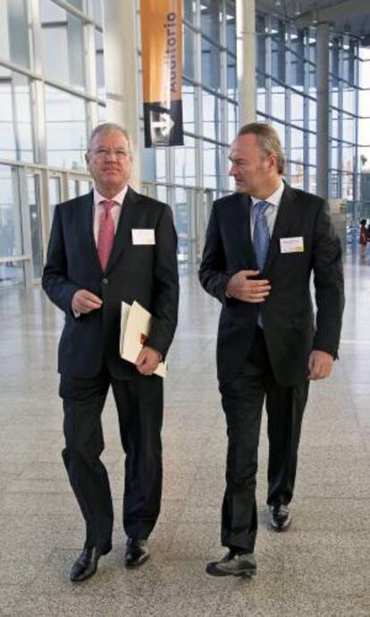 El president de la Generalitat, Alberto Fabra (d), conversa con en el presidente de la Comunidad de Murcia y del Comité de las Regiones de la Unión Europea, Ramón Luis Valcárcel (i), en la inauguración del seminario "Las repercusiones y el efecto multiplicador sobre la cohesión territorial, Conectar Europa".