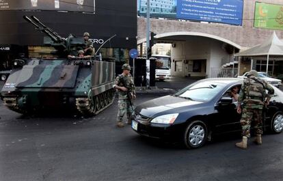 Soldados libaneses efectúan controles en Beirut.