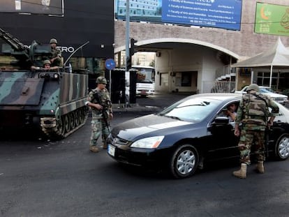 Soldados libaneses efectúan controles en Beirut.
