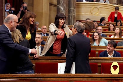 El candidat de JxCat, Quim Torra, saluda els seus companys de grup en la seva arribada al ple del Parlament.