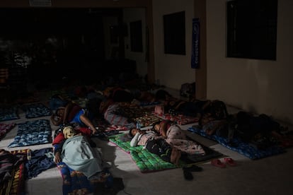 Familias duermen en un refugio tras evacuar sus viviendas en Tulum, el 5 de julio mientras pasa el huracán.