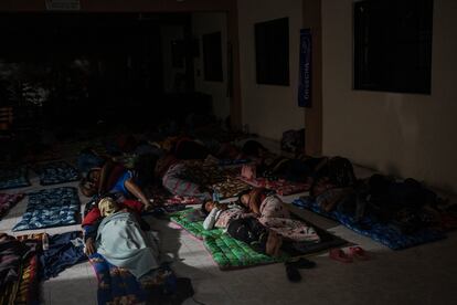 Familias duermen en un refugio tras evacuar sus viviendas en Tulum, el 5 de julio mientras pasa el huracán.