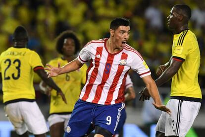 Óscar Cardozo celebra un gol frente a Colombia.