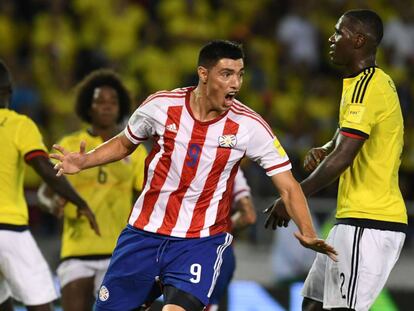 Óscar Cardozo celebra un gol frente a Colombia.