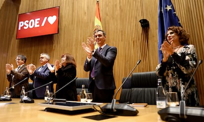 El presidente del Gobierno, Pedro Snchez (en el centro de la imagen), en la reunin interparlamentaria del PSOE en el Congreso, este martes. Desde la izquierda, Patxi Lpez, Santos Cerdn, Cristina Narbona, Snchez y Mara Jess Montero.