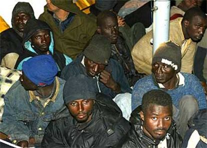 Un grupo de los inmigrantes rescatados ayer en la costa de Fuerteventura, en la patrullera de la Guardia Civil.