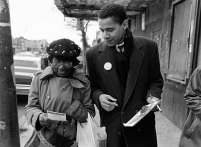 Barack Obama trata de registrar como votante a una mujer en Chicago, donde inició su trayectoria política.