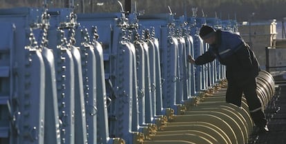 Un trabajador de la estación del gasoducto Yamal-Europe cerca de Nesvizh, al sur de la capital Minsk (Bielorrusia)