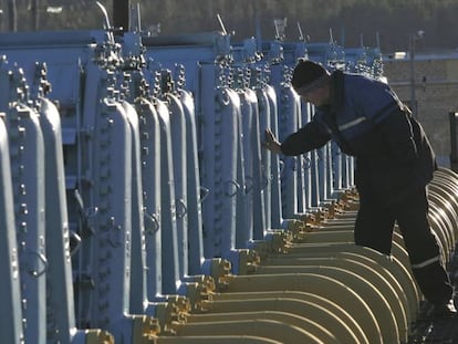 Un trabajador de la estación del gasoducto Yamal-Europe cerca de Nesvizh, al sur de la capital Minsk (Bielorrusia)