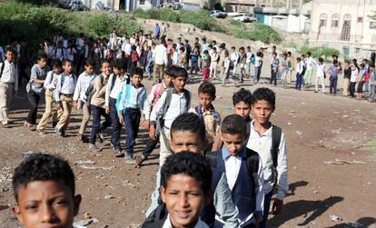 Cola de estudiantes a las puertas de la casa del profesor Adel al Shorgaby, que acoge a 700 alumnos en Taiz (Yemen).