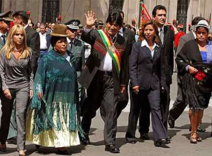 Evo Morales se dirige al Palacio de Gobierno, donde ha hecho balance de su primer año de gestión.