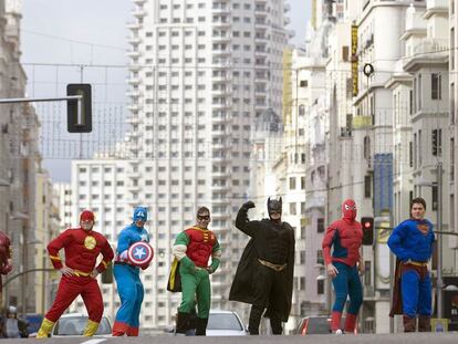 Superhéroes de Alcalá patrullan por la Gran Vía