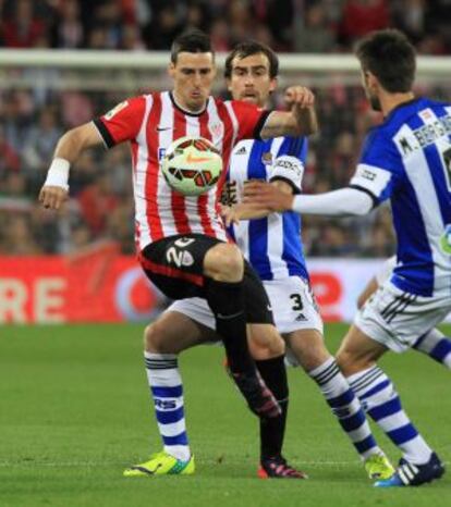 Aduriz ante la Real Sociedad.