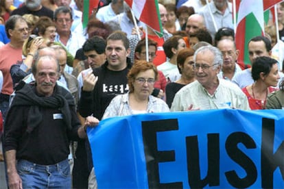 Arnaldo Otegi, tras la cabecera de la manifestación celebrada esta tarde en Bilbao.