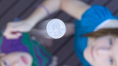 Al tirar una moneda al aire es más probable que caiga del mismo lado del que se lanzó
