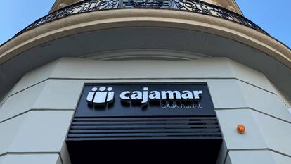 Una oficina de Cajamar en Madrid, en una imagen de archivo.