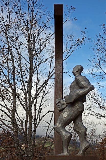 'Baix l´arc', obra de Moisés Gil, en el itinerario escultórico El Valle de los Sueños, en Puebla de la Sierra (Madrid).