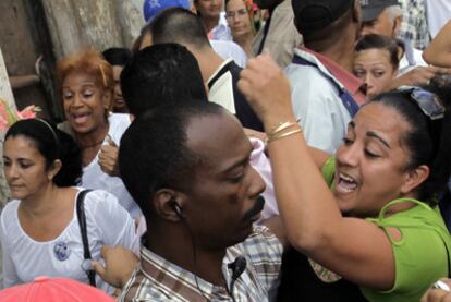 Agentes de civil se interponen entre partidarios del Gobierno y manifestantes de las Damas de Blanco.