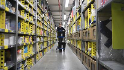 Una empleada de Amazon, en uno de los centros logísticos de Madrid.
