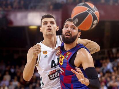 Forcejeo entre Mirotic y Mitoglou.