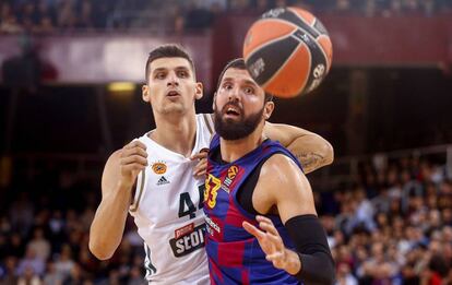 Forcejeo entre Mirotic y Mitoglou.