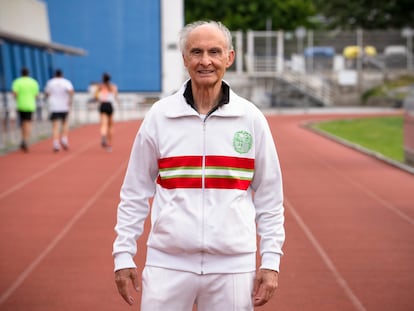 El atleta Armando Roca, de 87 años, en las instalaciones deportivas de Tolosa (Gipuzkoa) donde entrena.