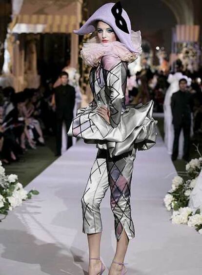 Modelo  de John Galliano para Dior en la Semana de la Moda de París.