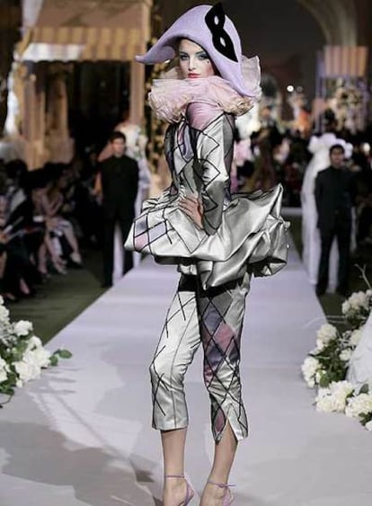 Modelo de John Galliano para Dior en la Semana de la Moda de París.