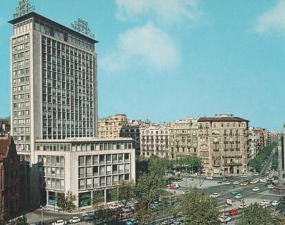El gratacel de passeig de Gràcia-Diagonal, quan era el Banco Comercial Transatlántico, als anys seixanta.