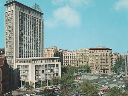 El gratacel de passeig de Gr&agrave;cia-Diagonal, quan era el Banco Comercial Transatl&aacute;ntico, als anys seixanta. 