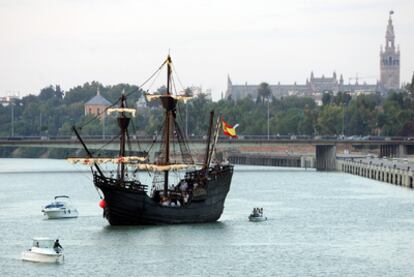 Réplica de la nao <i>Victoria</i> expuesta en 2004 en el puerto de Sevilla para homenajear a Magallanes y a Elcano