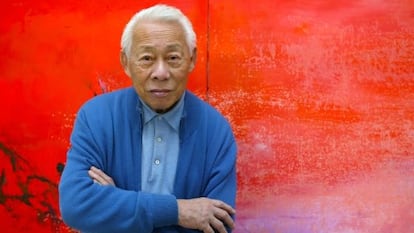 El pintor franco-chino Zao Wou-Ki posa en su taller en París en una imagen de 2003.