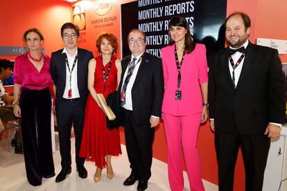 El ministro de Cultura y Deporte, Miquel Iceta, en el centro, junto a la secretaria de Estado de Telecomunicaciones e Infraestructuras Digitales, María González Veracruz (segunda por la derecha); Beatriz Navas, directora del ICAA (primera por la izquierda); y Guillaume Esmiol, director del Marché du Film (segundo por la izquierda).