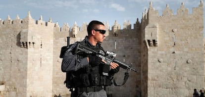 Un polic&iacute;a israel&iacute; monta guardia ante la puerta de Damasco en Jerusal&eacute;n. 