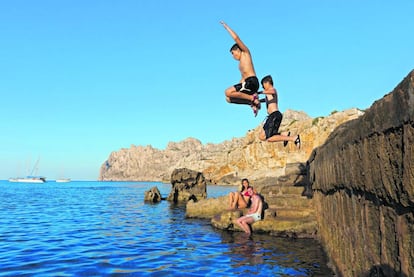 Zambullida en cala Barques, en Cala Sant Vicenç, a siete kilómetros del pueblo de Pollença, en la costa noreste de Mallorca. Al fondo, la sierra del Cavall Bernat.