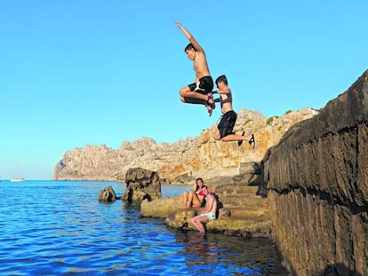 Zambullida en cala Barques, en Cala Sant Vicenç, a siete kilómetros del pueblo de Pollença, en la costa noreste de Mallorca. Al fondo, la sierra del Cavall Bernat. 