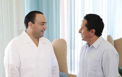 Roberto Borge (izq.) junto a su sucesor, Carlos Joaquín González