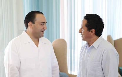 Roberto Borge (izq.) junto a su sucesor, Carlos Joaqu&iacute;n Gonz&aacute;lez