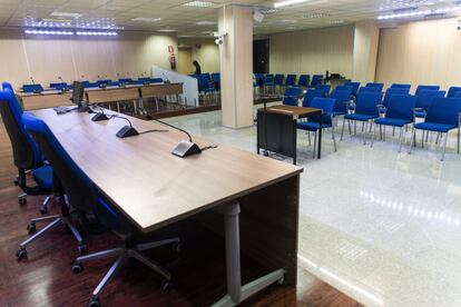 GRA072. PALMA DE MALLORCA, 07/01/2016.- Interior de la sala de la sede de la Escuela Balear de la Administración Pública de Palma (EBAP) donde a partir del próximo 11 de enero tendrá lugar el juicio del caso Noo sque sentará en el banquillo de los acusados a un miembro de la familia real, la infanta Cristina, junto a su marido, Iñaki Urdangarin, y otros 16 acusados. La expectación generada por el juicio ha obligado a adecuar un edificio que ya había albergado antes otra vista oral de especial complejidad por el elevado número de encausados, el caso Kabul de narcotráfico que juzgó la Audiencia de Palma en 2013. EFE/Cati Cladera ***POOL***