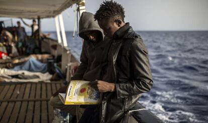 Migrants, al vaixell d'Open Arms, dilluns.